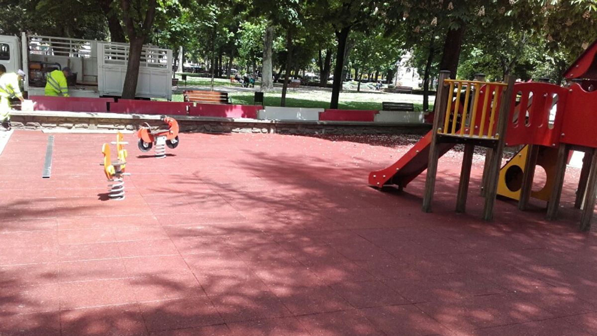 Comienza la reposición del pavimento de las áreas de juegos infantiles