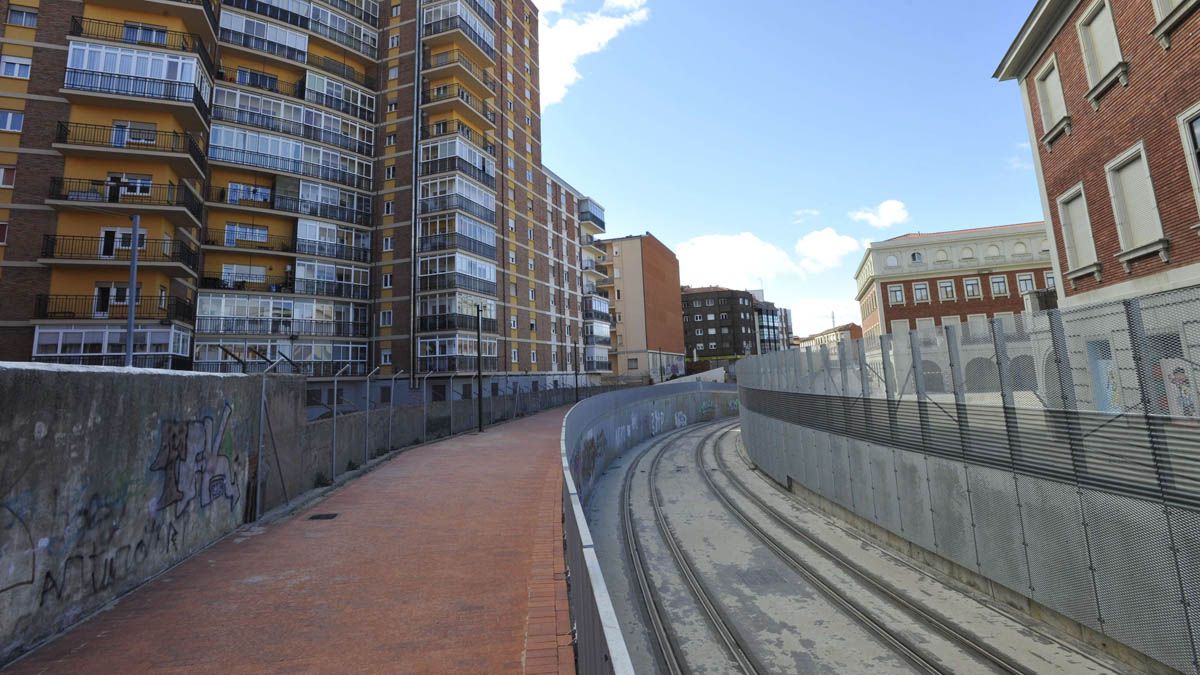 Senda peatonal y plataforma ferroviaria a la altura de Maristas. | DANIEL MARTÍN
