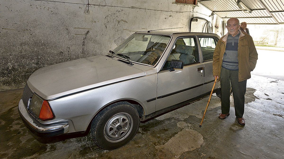 Al lado de su Renault 18 en el garaje de su casa en Crémenes. Él es quien lo lleva hasta allí, quien lo saca, \