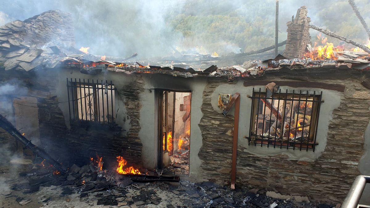 Dos incendios arrasan dos casas en Silván y un ático en Flores del Sil Dos incendios arrasan dos casas en Silván y un ático en Flores del Sil