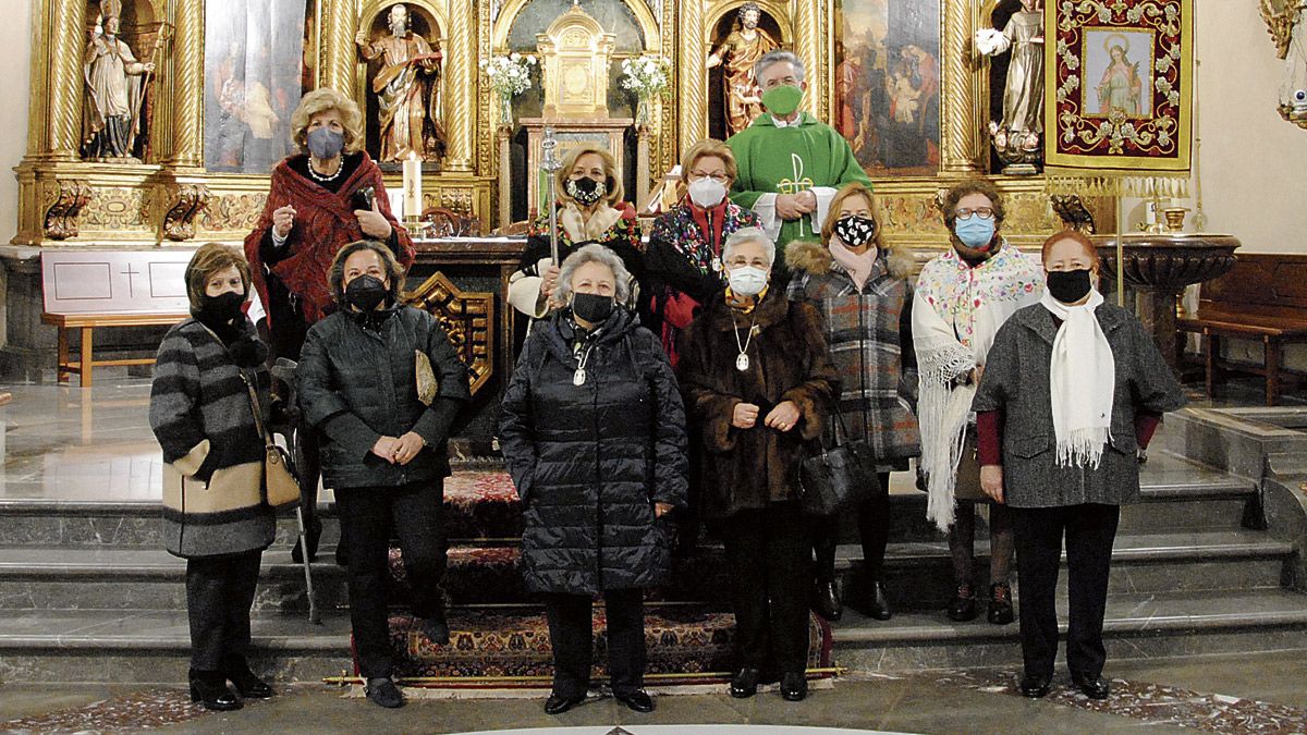Santa Águeda reúne a parte de sus asociadas para una misa en La Bañeza