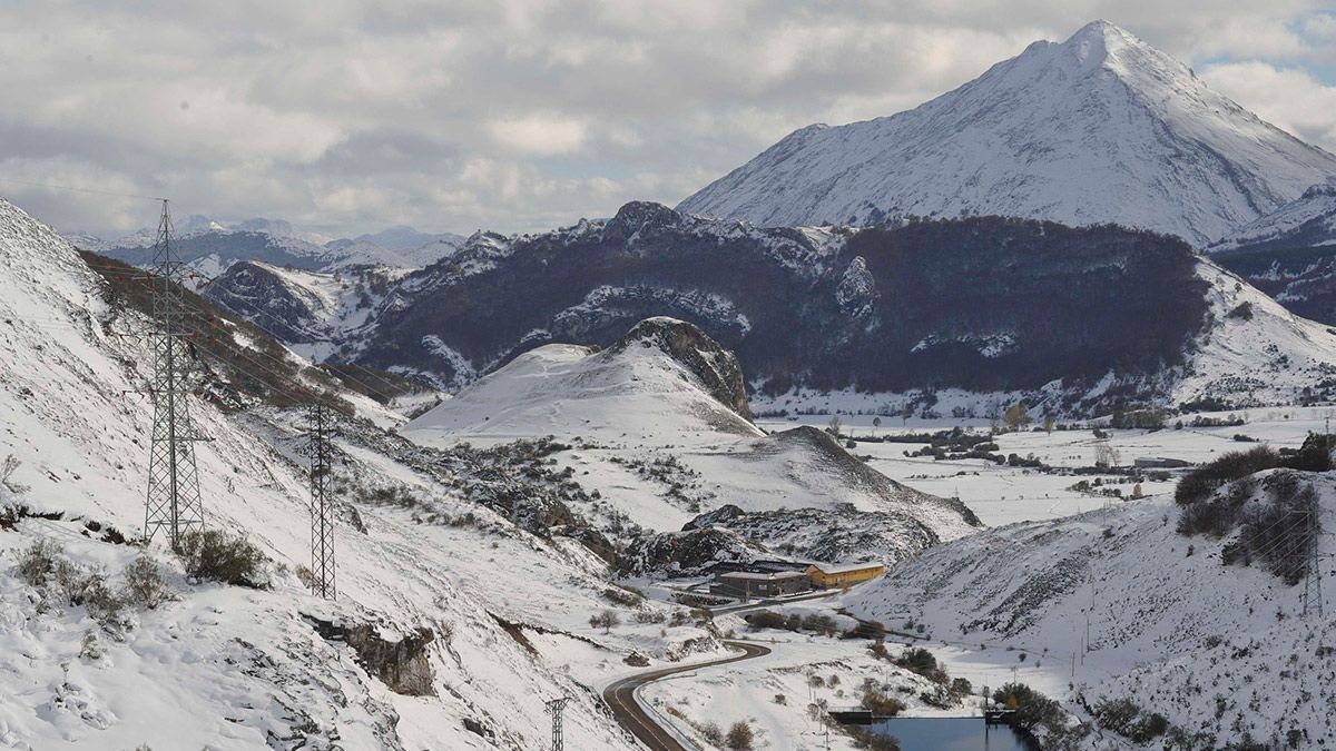 Tres carreteras cortadas en León por la nieve