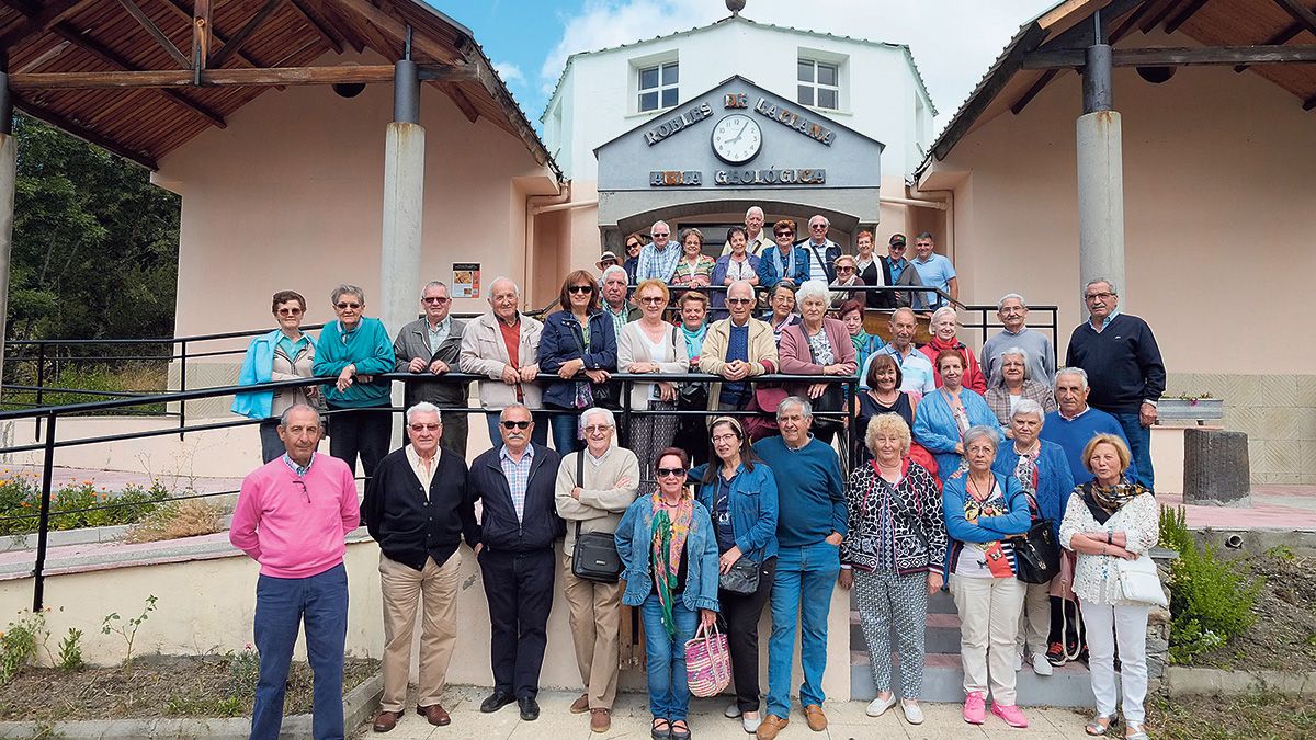 Los quintos de Santa Colomba de Curueño que 'cumplen' diez años