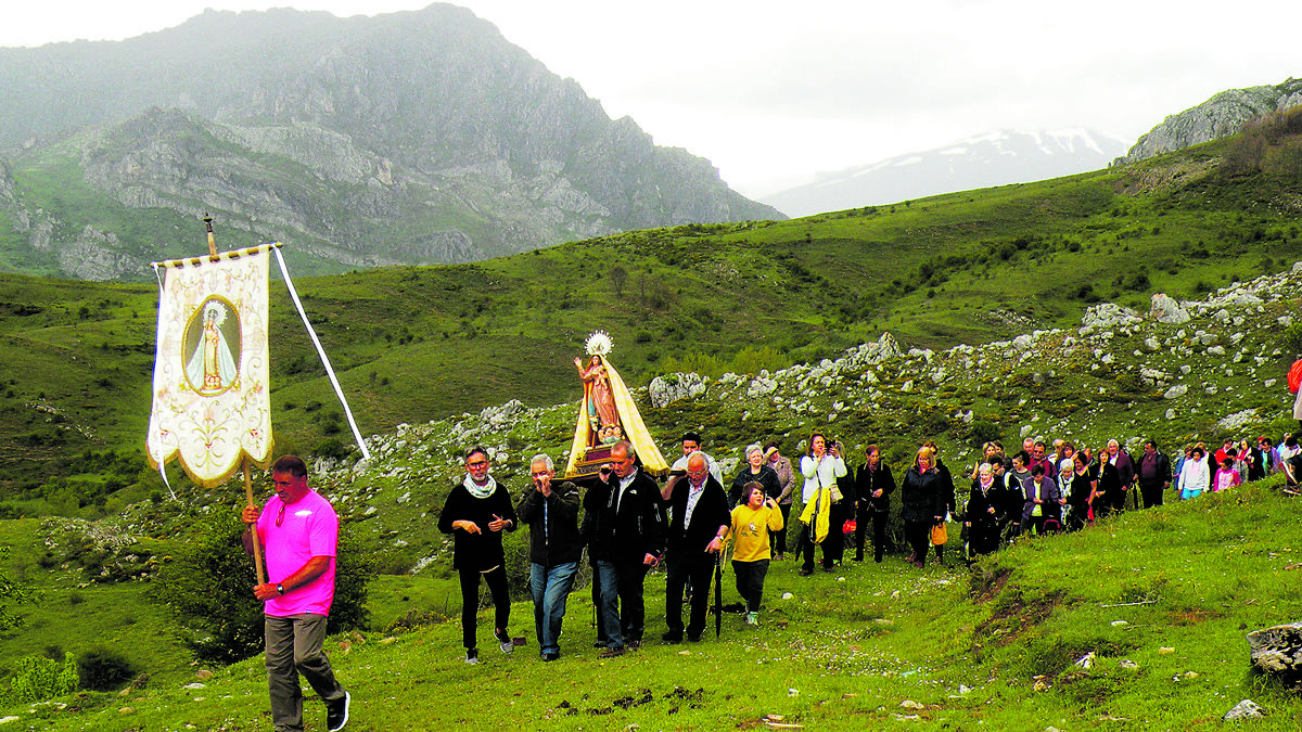 Rogativa para bendecir los campos en la ermita de Barrio de la Tercia