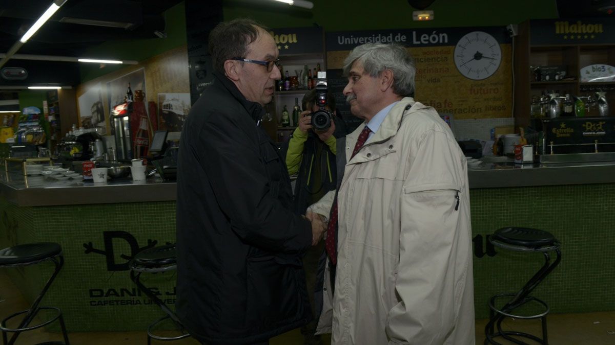 Chamosa felicitó a Marín el día de las elecciones al Rectorado en la cafetería de la ULE. | MAURICIO PEÑA