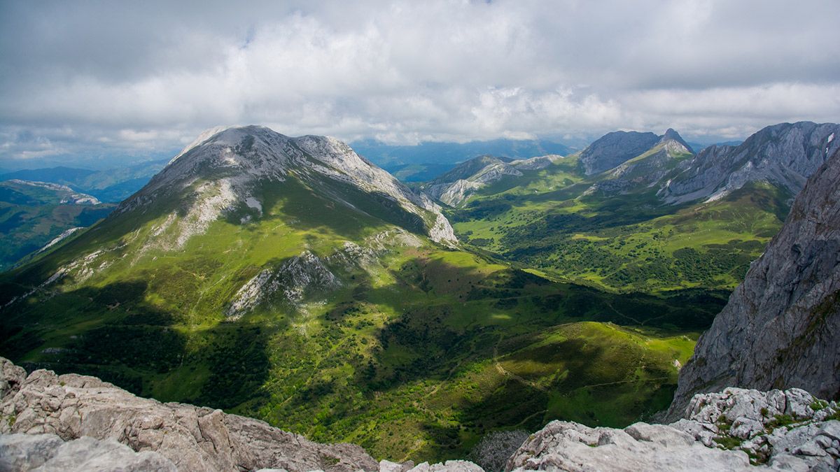 Vista desde la cumbre a Asturias. | VICENTE GARCÍA