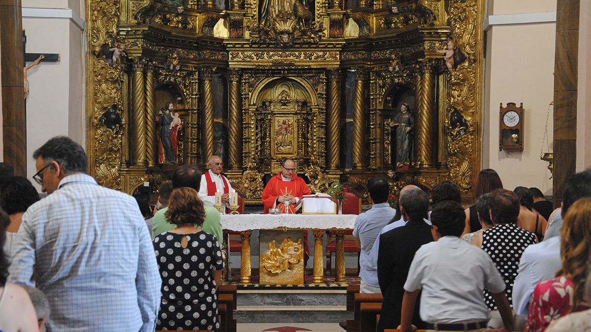 La celebración religiosa por las bodas de plata sacerdotales de Juan Antonio Testón tuvo lugar en El Salvador. | ABAJO