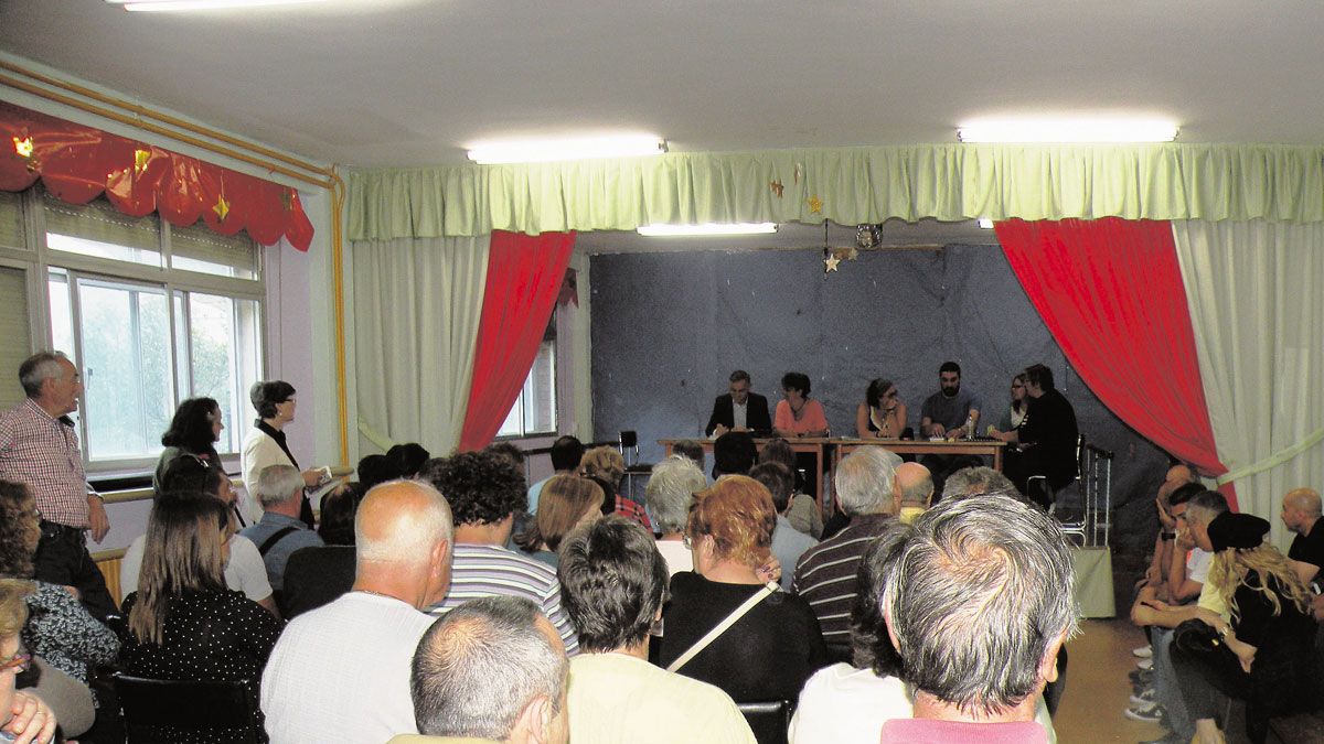 Imagen de archivo de una de las asambleas vecinales celebradas en Ciñera.| L.N.C
