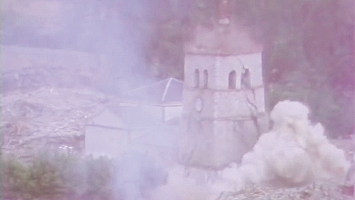 La histórica imagen de Flores, el cámara de TVE en León, de la demolición de la torre también está en el documental.