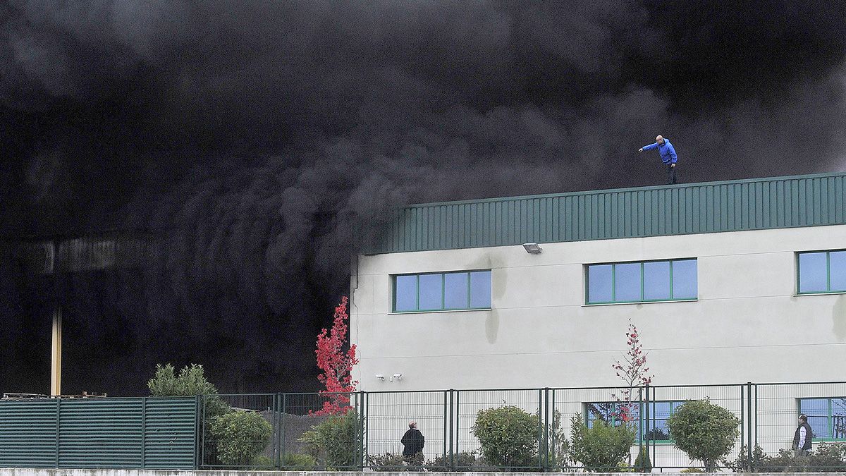 Imagen del incendio declarado en el polígono industrial de Villa Adela, en La Bañeza, el pasado octubre. | DANIEL MARTÍN