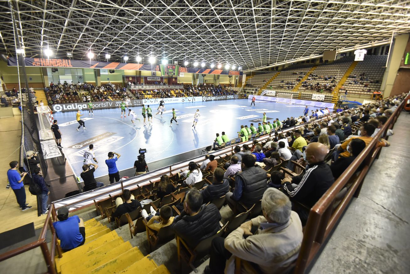 Imagen de un partido de Ademar en el Palacio de los Deportes. | SAÚL ARÉN