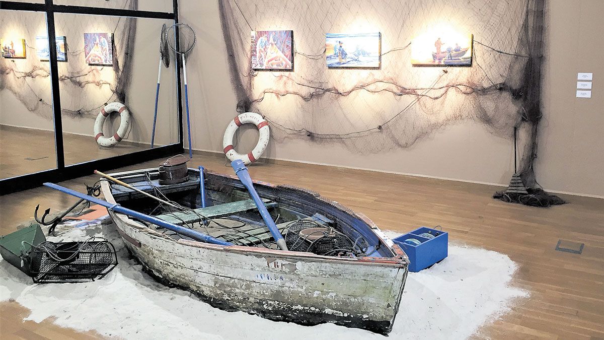 También los oficios relacionados con el mar están presentes en la muestra de Carmen Estébanez, para ‘ambientarlos’ han buscado una vieja barca. | MSM