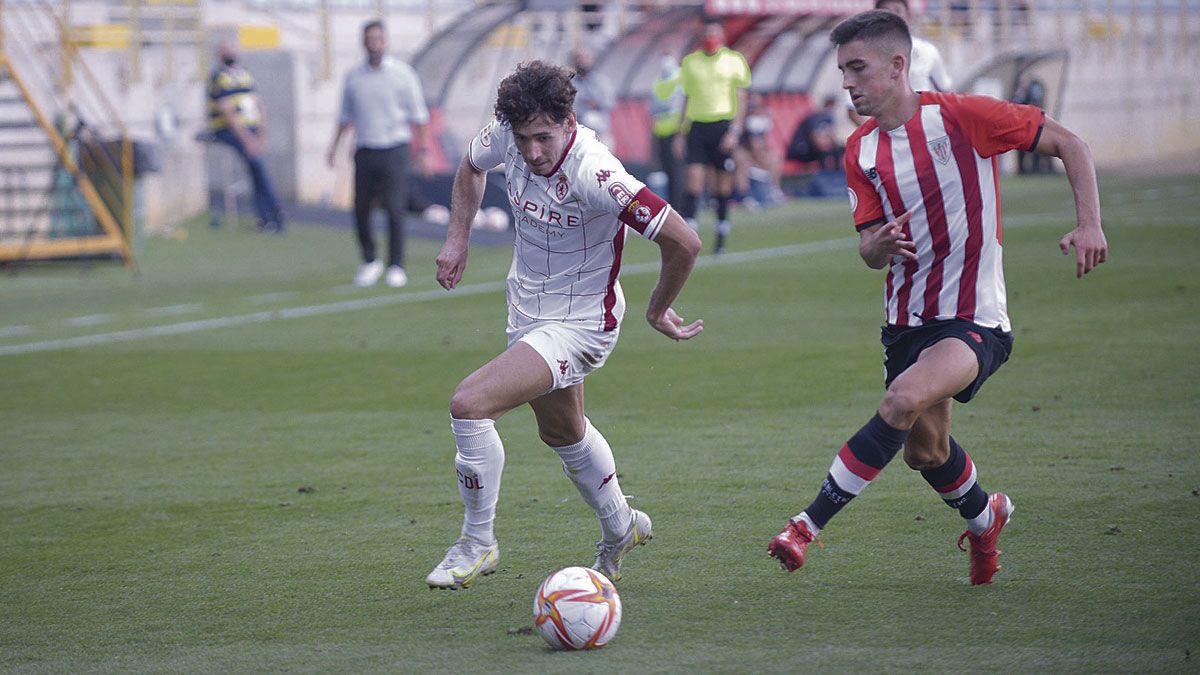 Aarón se zafa de un rival ante el Athletic B. | MAURICIO PEÑA