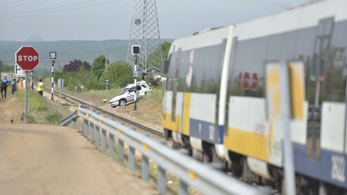 Imagen del convoy y el vehículo siniestrado. | SAÚL ARÉN