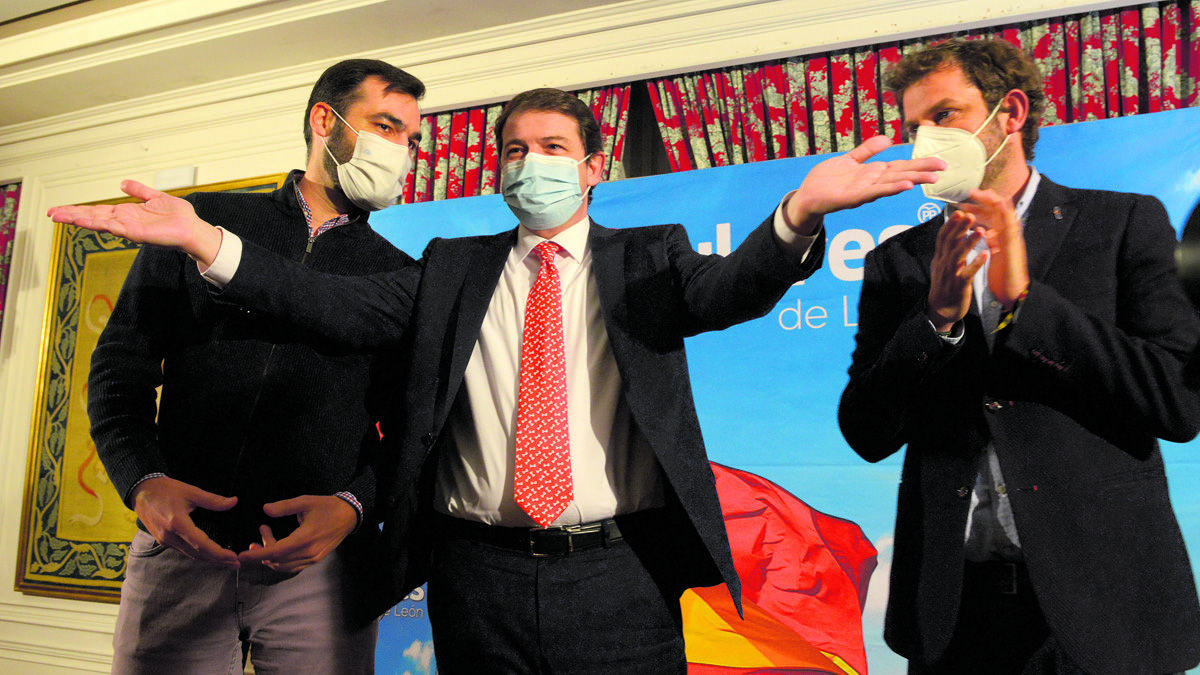 David Fernández, Alfonso Fernández Mañueco y Javier Santiago, durante el acto del PP de León. | MAURICIO PEÑA