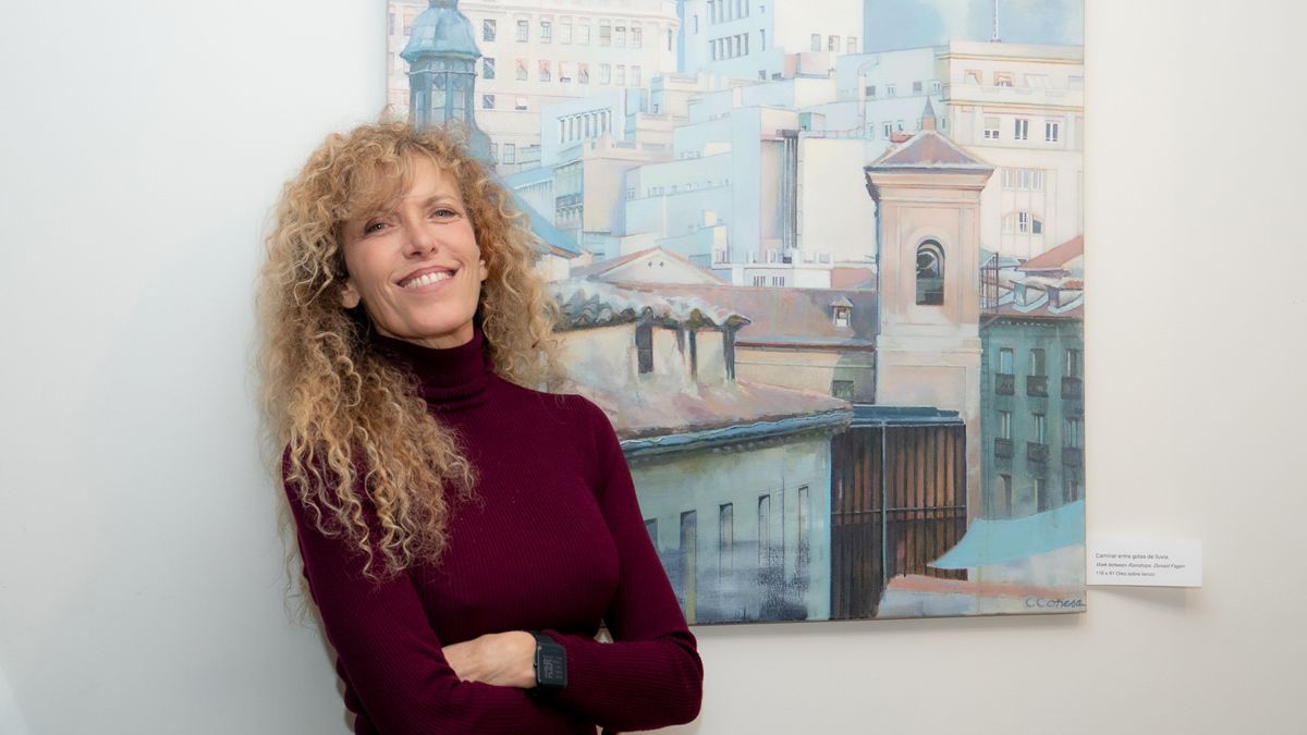 La actriz y pintora Carmen Conesa ante una de las obras que expone actualmente en la galería Sharon Art. | VICENTE GARCÍA