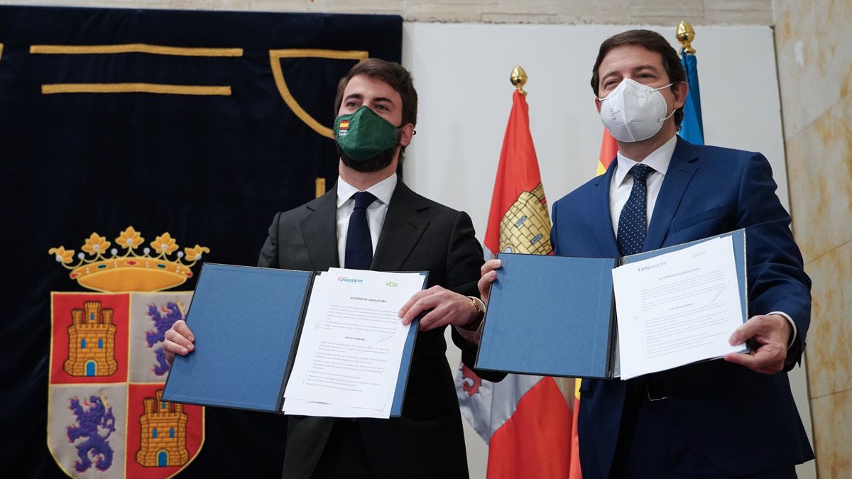 Juan García Gallardo y Alfonso Fernández Mañueco tras la firma del acuerdo. | ICAL