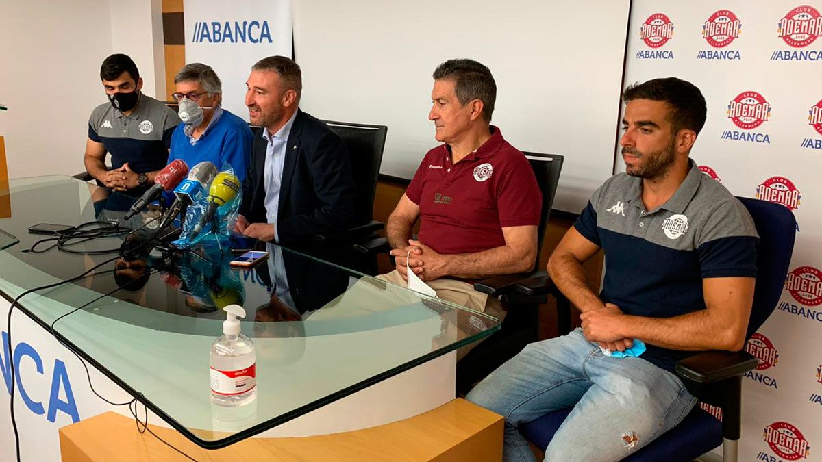 Un instante de la presentación en la sede de Abanca, con Luis Puertas a la izquierda y Felipe Verde a la derecha. | L.N.C.