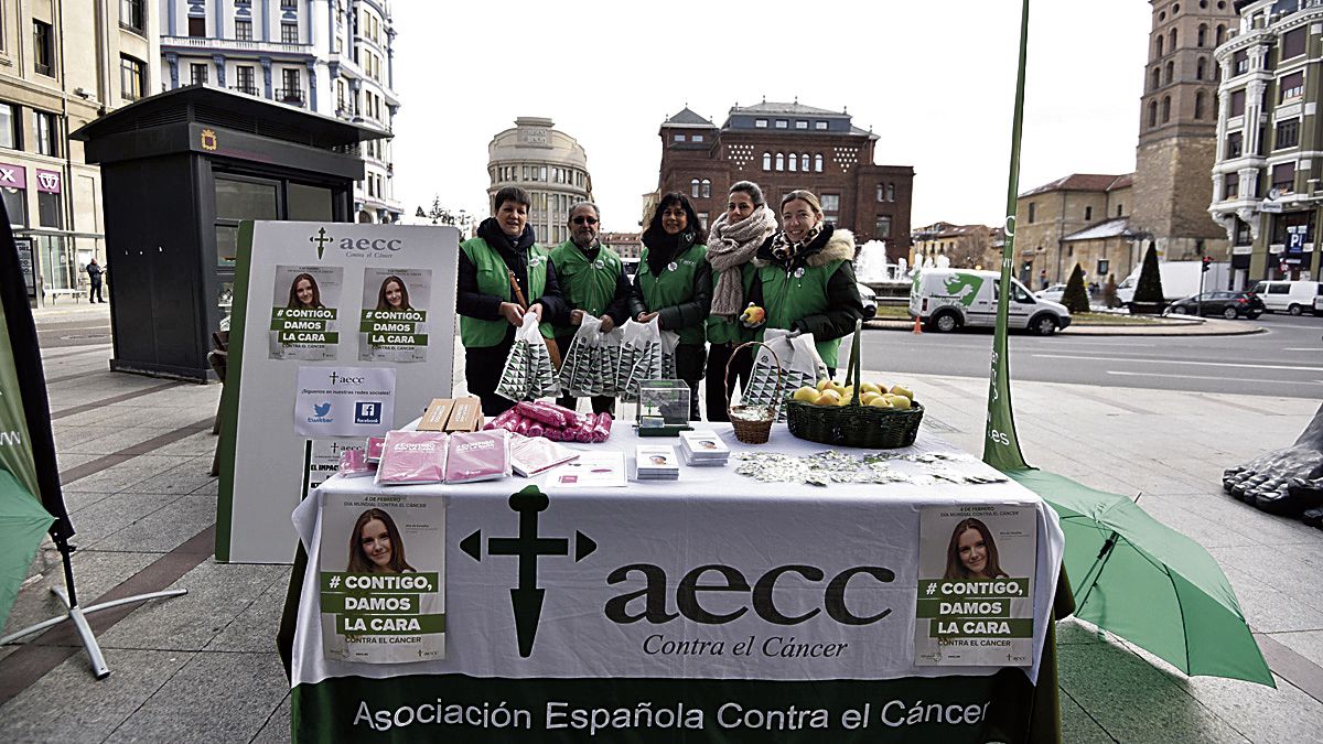 Imagen de archivo de una mesa petitoria de la AECC. | SAÚL ARÉN
