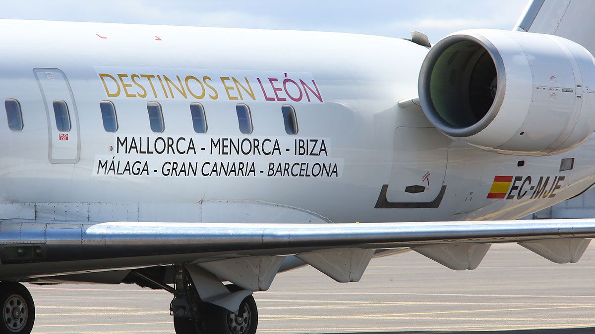 Vuelo de inauguración de la campaña de verano de vuelos desde el aeródromo de La Virgen del Camino. | ICAL