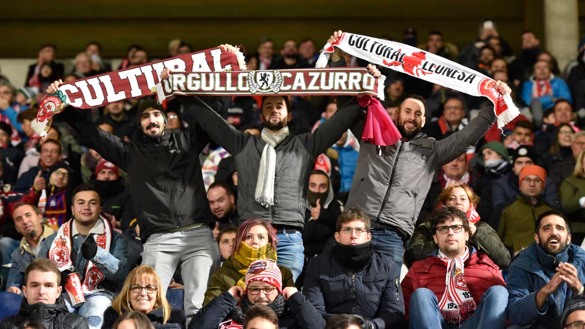 Aficionados de la Cultural durante el partido ante el Barça. | SAÚL ARÉN