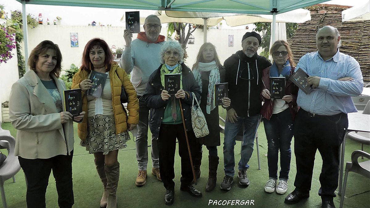 El sábado se presentó un nuevo libro con participación de 8 poetas del ágora.