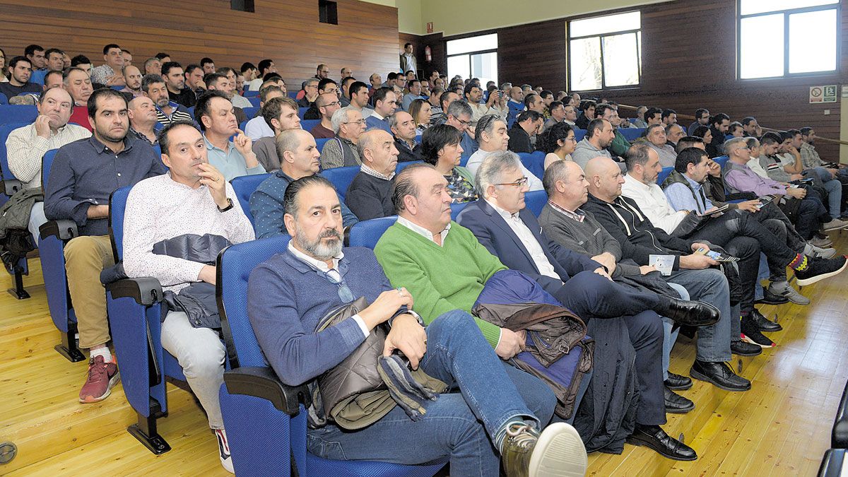Más de 150 agricultores llenaron el salón de actos de la Escuela Técnica de Ingeniería Agrícola y Forestal de la ULE en un intensa jornada. | M. PEÑA