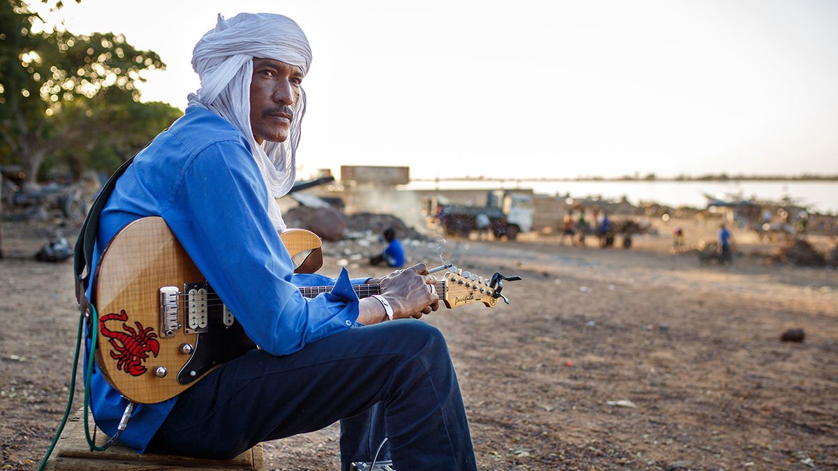 La música se ha convertido en la tabla de salvación del guitarrista y compositor maliense Ahmed Ag Kaedy.