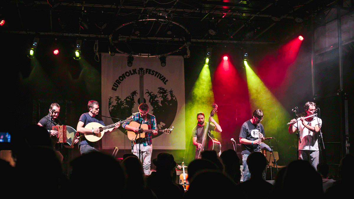 El grupo de música tradicional Aira da Pedra durante una actuación.