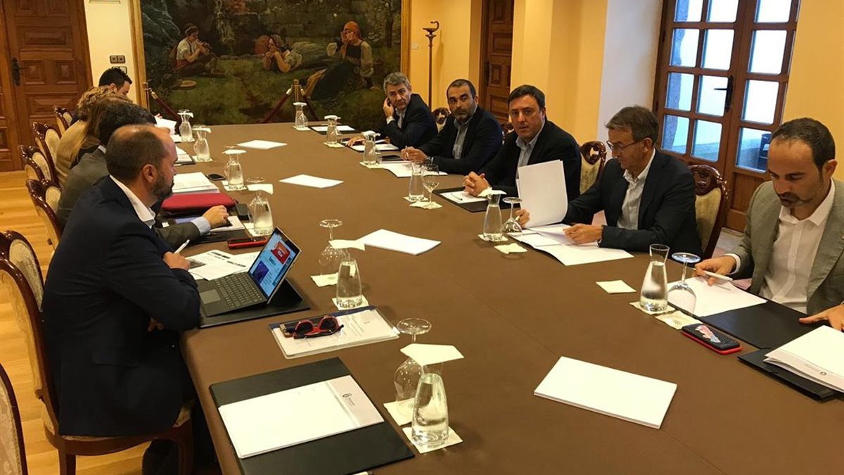Alcaldes en la reunión de As Pontes, entre ellos el regidor de cubillos. La próxima reunión será en Carboneras (Almería). | L.N.C
