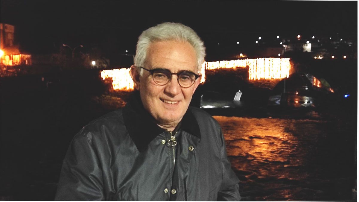 Santiago Rodríguez, frente al puente de Vega iluminado de Navidad. | L.N.C