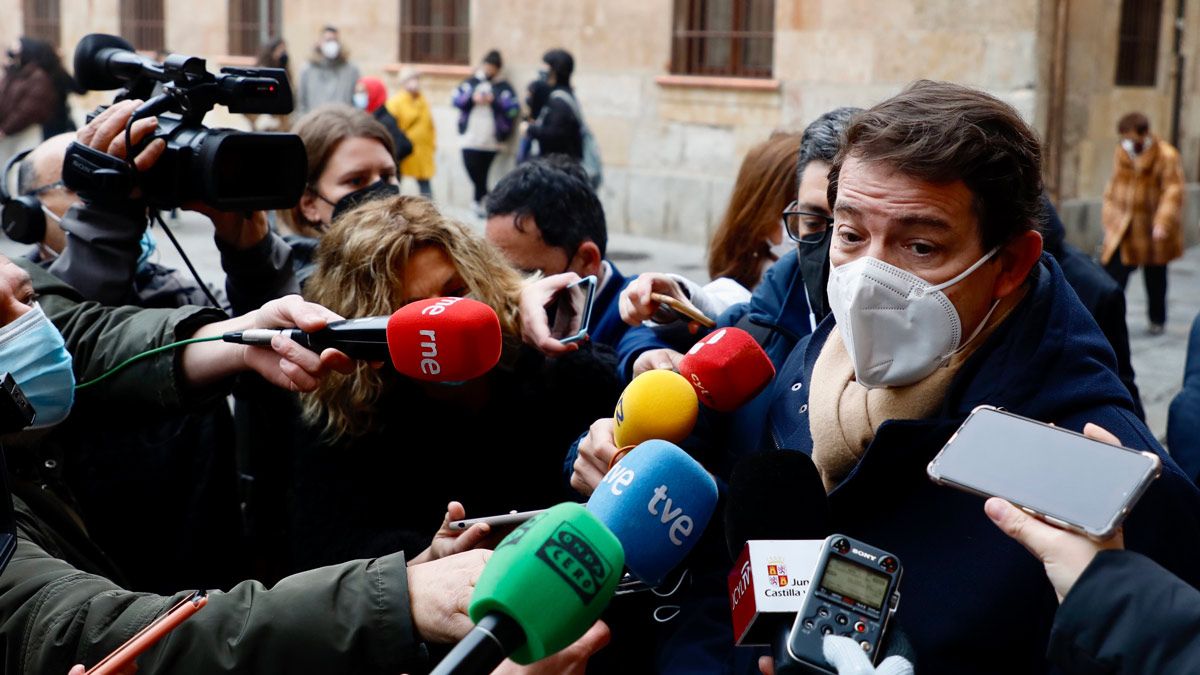 Alfonso Fernández Mañueco a su llegada a Salamanca. | DAVID ARRANZ / ICAL