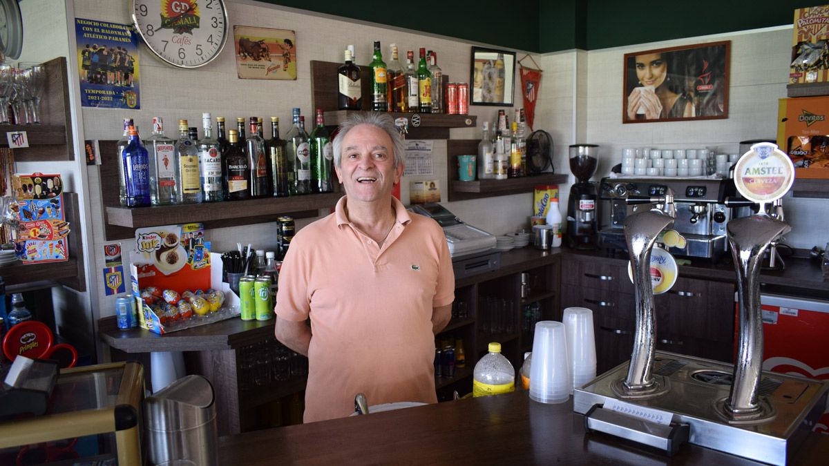 Alfonso Chamorro, conocido por todos por ‘Chiqui’, se despide hoy del Bar Las Piscinas por jubilación. | A. RODRÍGUEZ