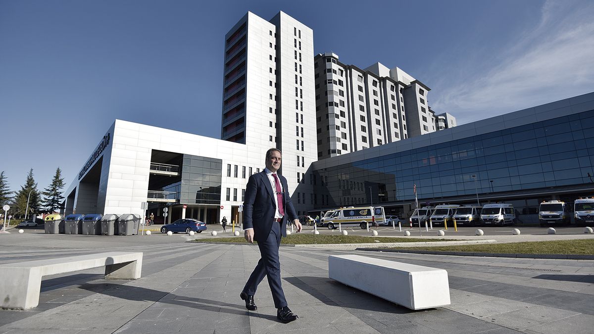 El gerente del Complejo Asistencial Universitario de León, Alfonso Suárez, está dando sus primeros pasos al frente del Hospital. | SAÚL ARÉN