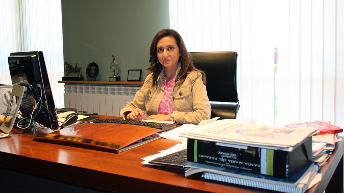 Alicia Gallego en el despacho de la Alcaldía en la Casa Consistoria de Santa María del Páramo. | T.G.