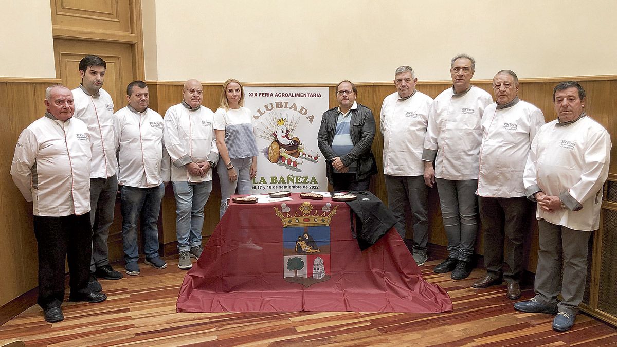 González y Carrera posan junto a los cocineros y ayudantes que prepararán el domingo la popular Alubiada. | BAJO