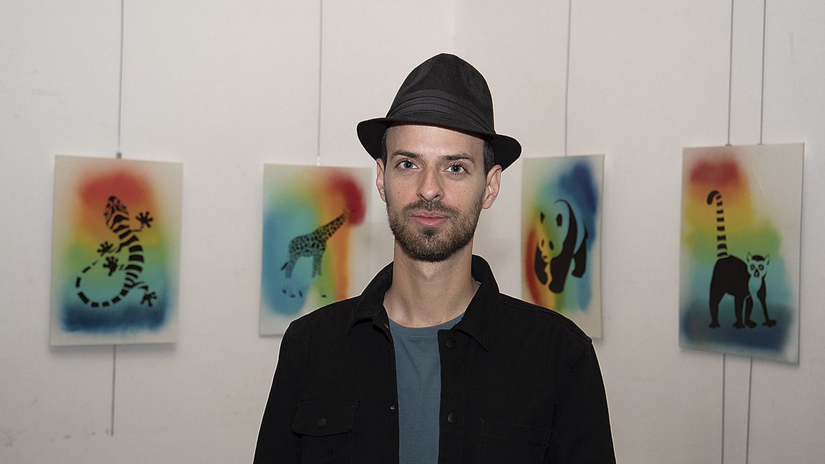 El artista Alvar Aldiel en el Centro Cívico León Oeste donde presenta la muestra Faunart. | VICENTE GARCÍA