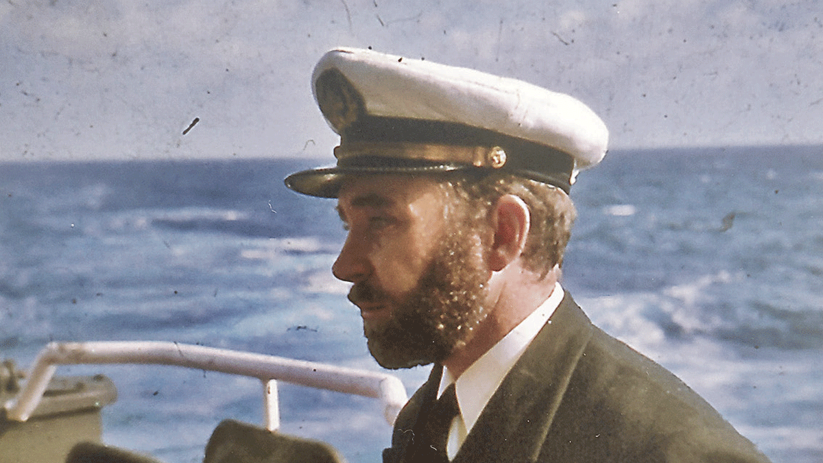 Amando Álvarez Cabeza con uniforme en su época de marino mercante.