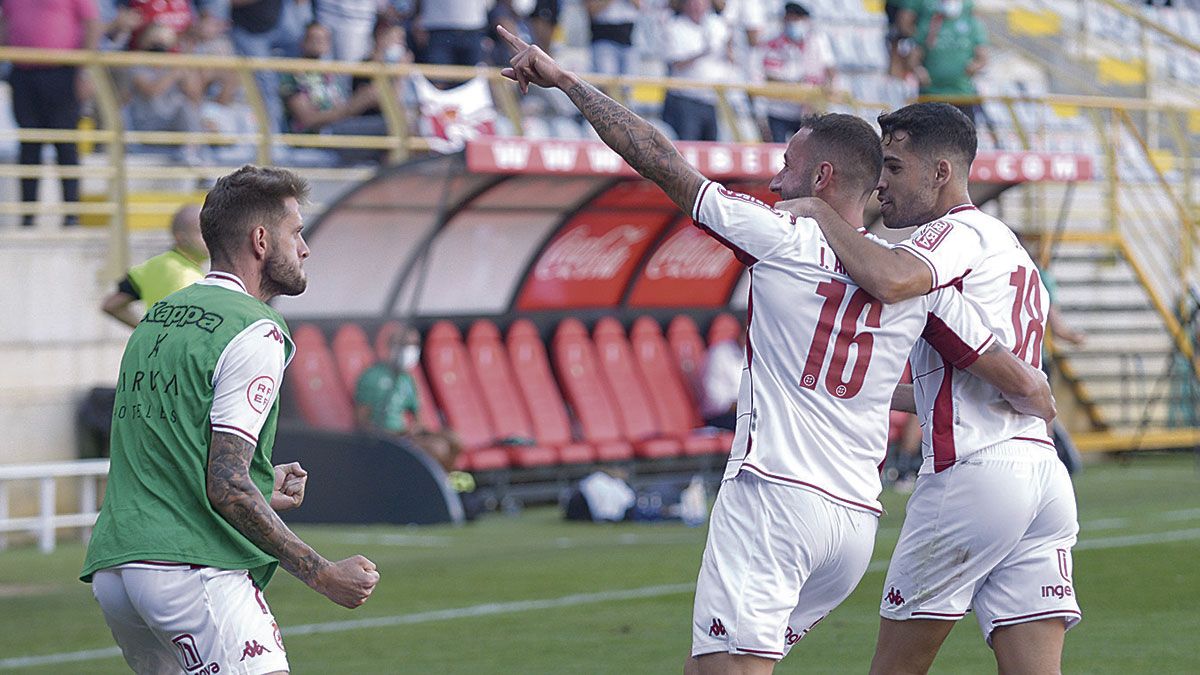 Jon Amelibia celebra el gol del empate frente al Athletic B. | MAURICIO PEÑA