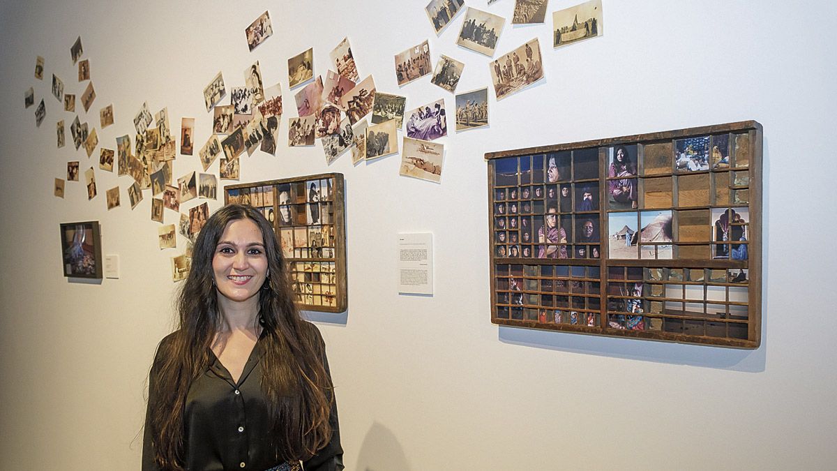 La fotógrafa leonesa Ana Valiño posa delante de su exposición en El Palacín. | VICENTE GARCÍA