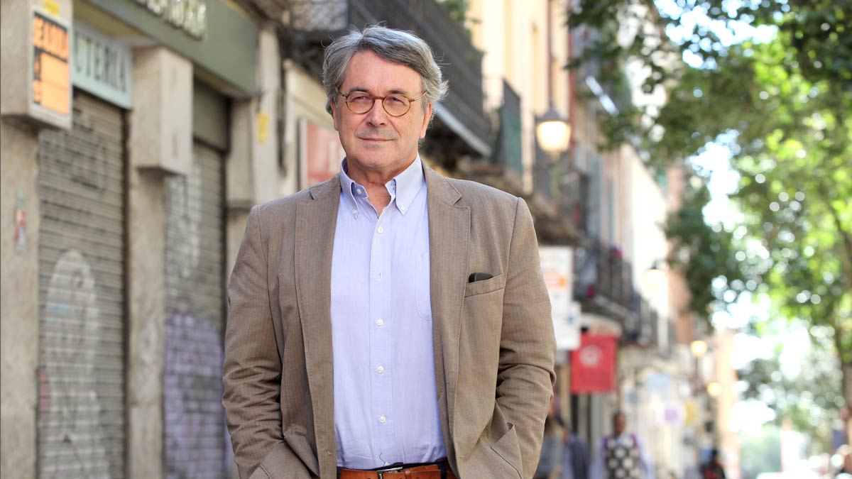 El escritor leonés Andrés Trapiello en una calle de Madrid. | JUAN LÁZARO (ICAL)