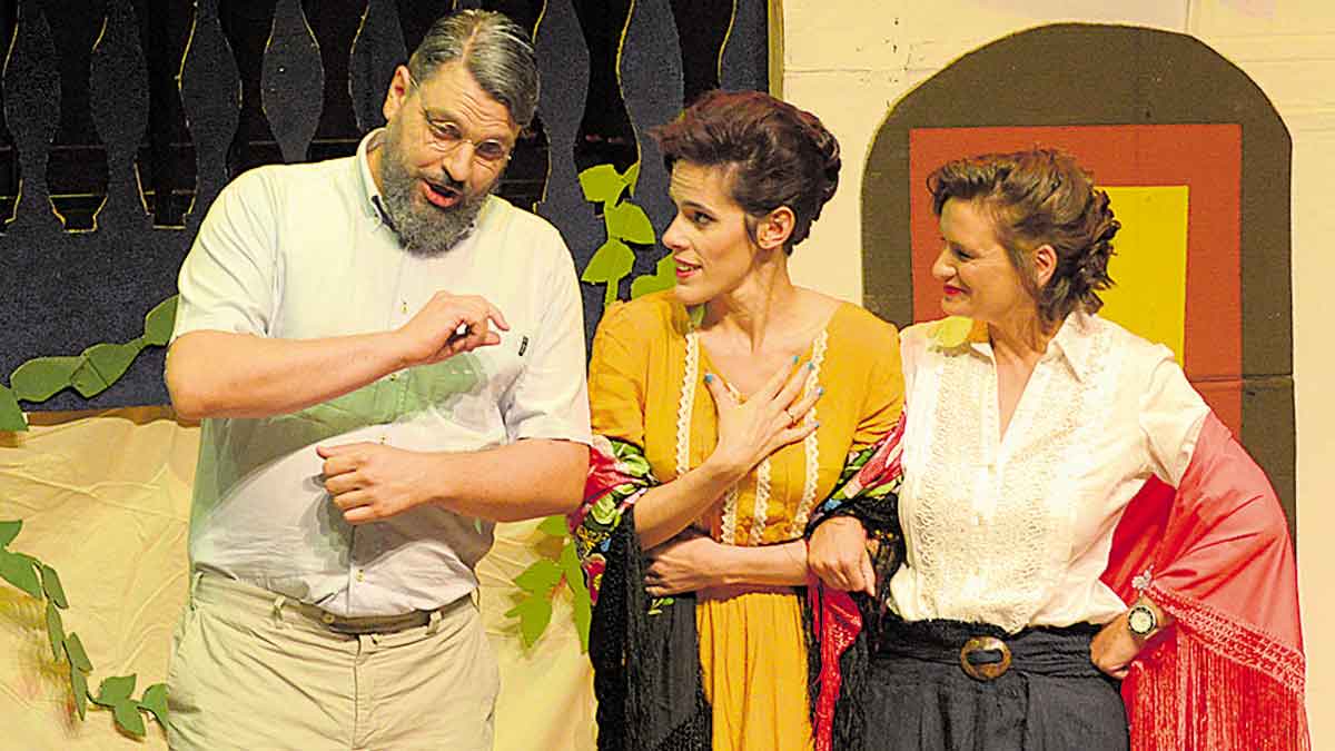 Andrés Reyero caracterizado como Don Hilarión  en una zarzuela solidaria en el Auditorio. | MAURICIO PEÑA