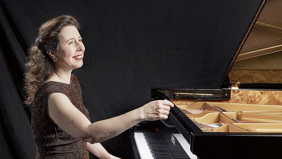 La prestigiosa pianista canadiense Angela Hewitt protagoniza este jueves el concierto inaugural. | KEITH SAUNDERS