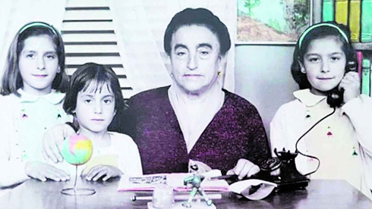 Ángela Ruiz Robles, doña Angelita, leonesa de Villamanín y maestra, inventora del precursor del 'ebook', rodeada de sus nietos.