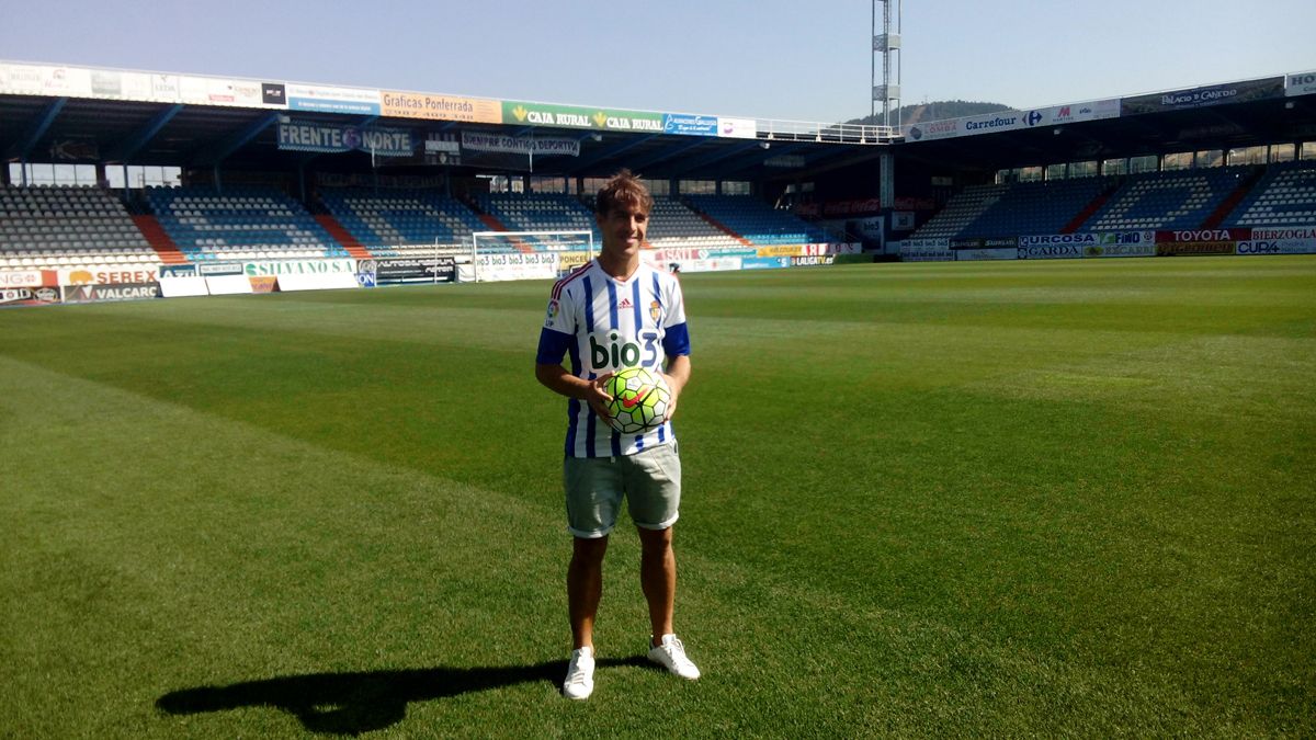 Álvaro Antón protege el balón en un partido con el Recreativo frente al Mallorca. | RECREATIVODEHUELVA.COM
