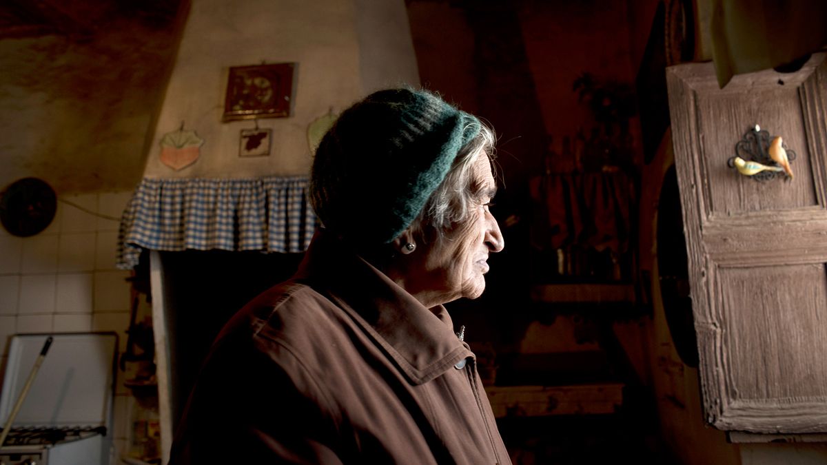 Antonia en su lejana aldea del Maestrazgo que recoge el libro 'Alma tierra'. | JOSÉ MANUEL NAVIA