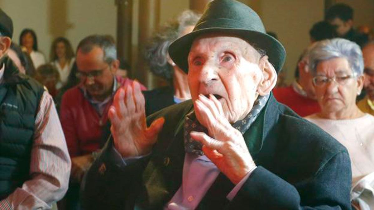 Antonio Alvarado hablando con gran lucidez en un homenaje a centenarios y en la derecha en una de sus últimas fotografías. | L.N.C.