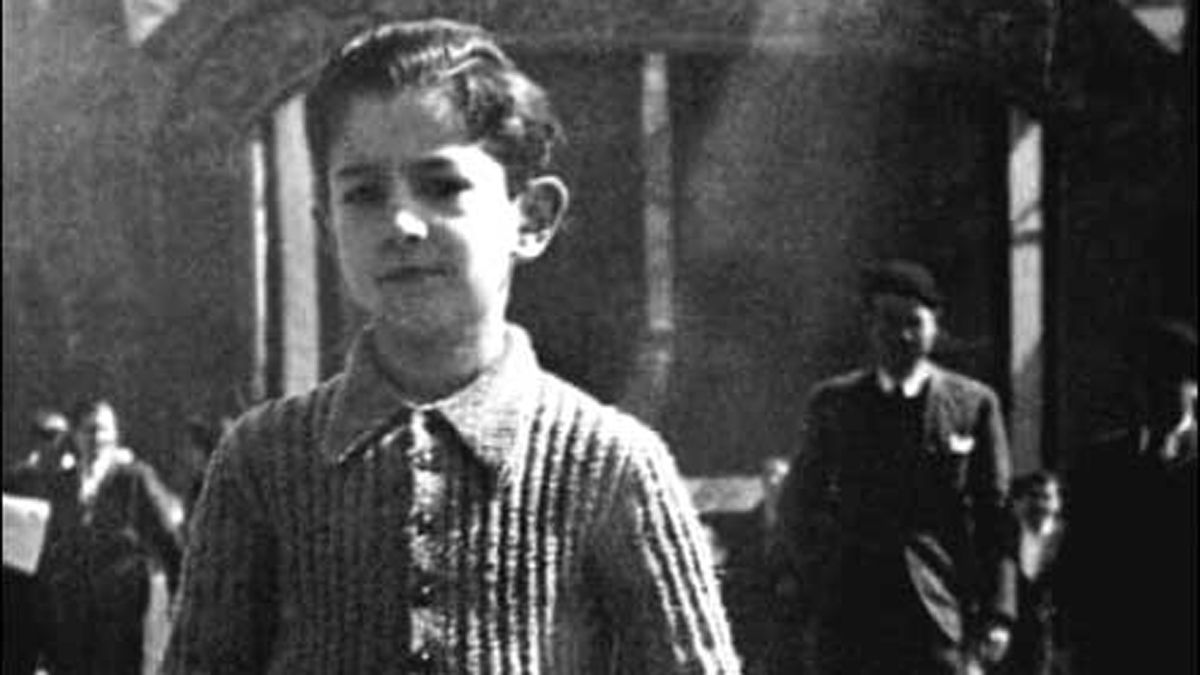 Antonio Gamoneda a los 8 años, en 1939, en la plaza de las Palomas de León.
