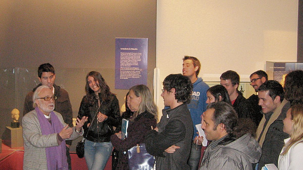 Francisco Antonovich explicando la exposición sobre Alejandro Magno, con la pasión que ponía. | BLOG DEL IBO