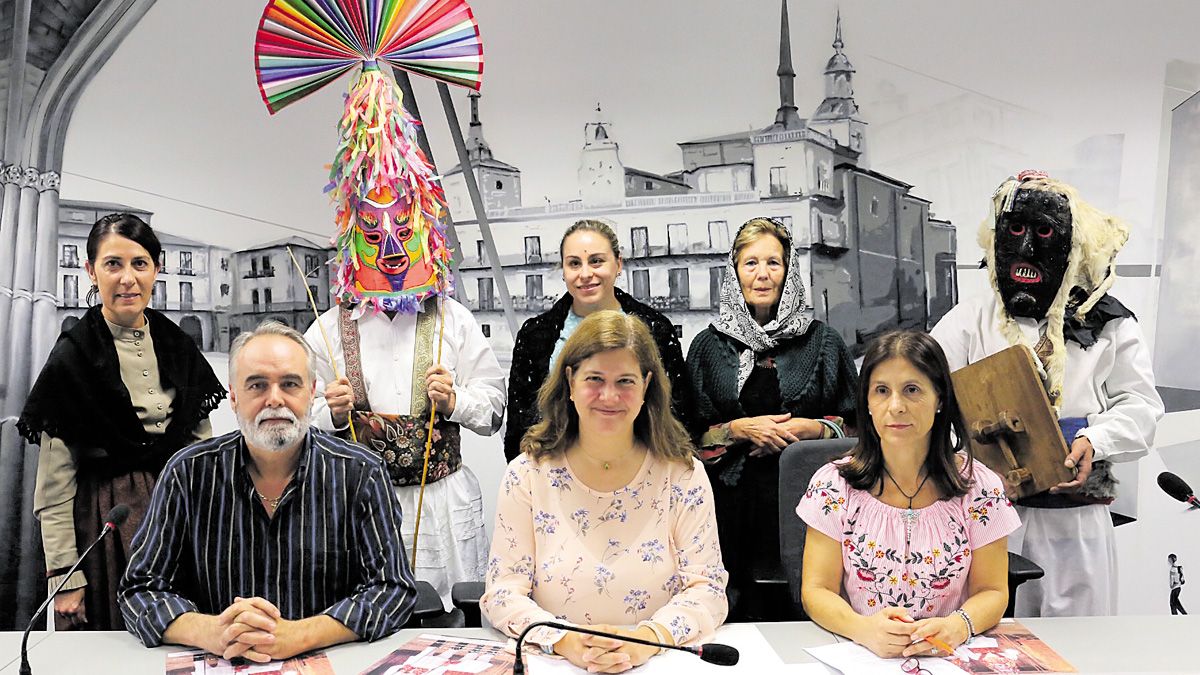 Javier Emperador, Margarita Torres y Cristina Díez con miembros de la Asociación Toros y Guirrios de Velilla. | CÉSAR